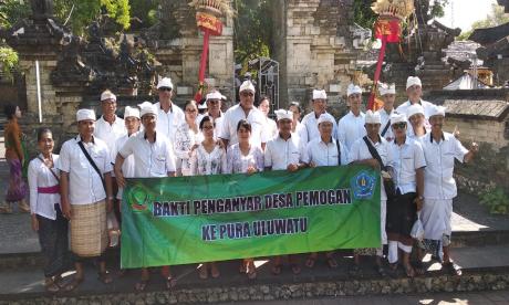 Bakti Penganyar Desa Pemogan ke Pura Uluwatu