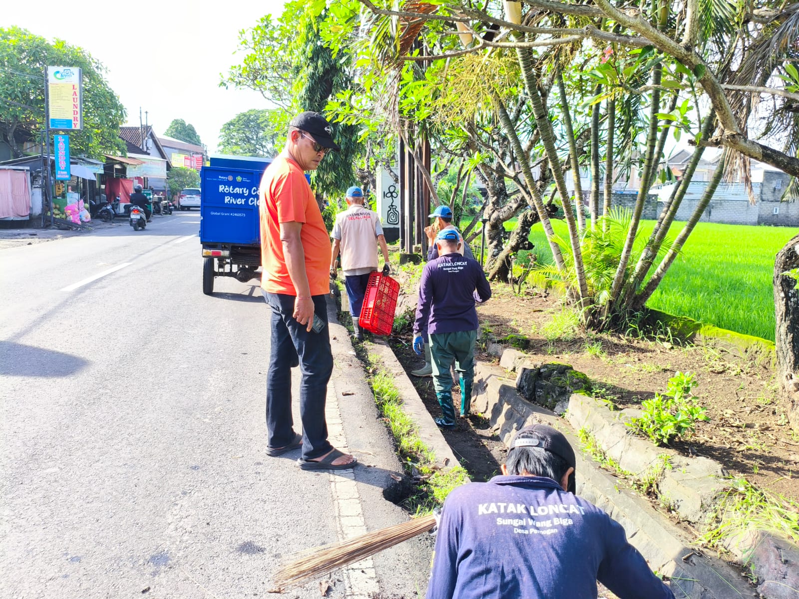 Tim 17 Petugas Kebersihan Desa Pemogan Bergerak